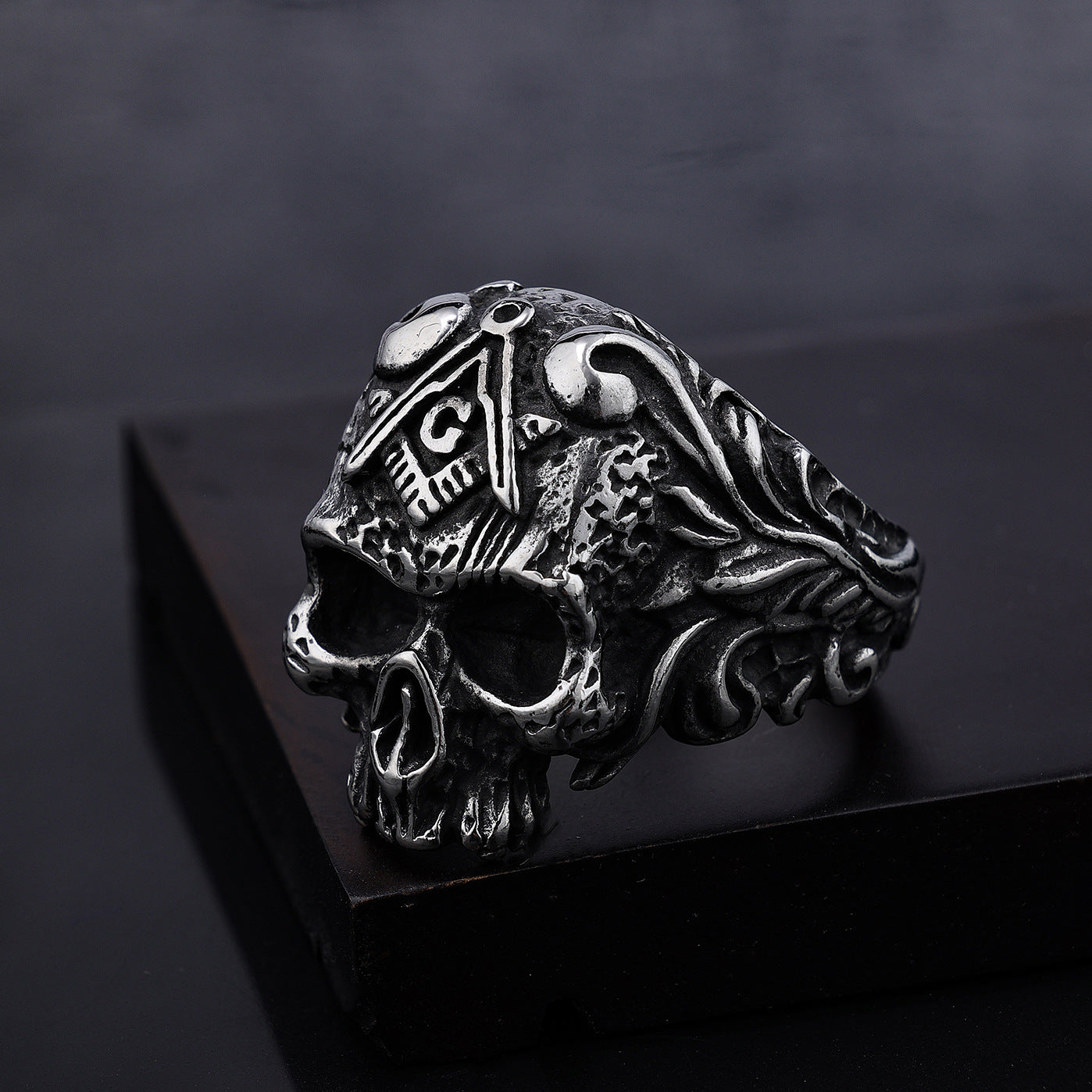 UNISEX Goth Caesar Skull-Motif Ring