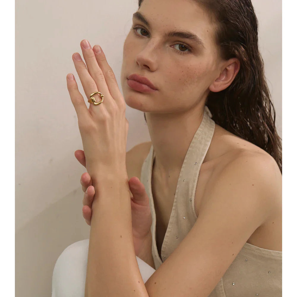 Kay Minimalist D Shape Ring