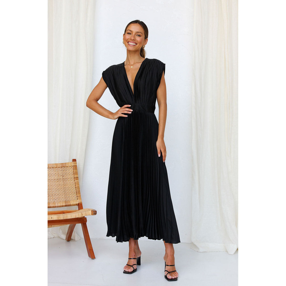 V-Neck Pleated Sleeveless Dress â€?Casual Loose Fit with Zip Detail