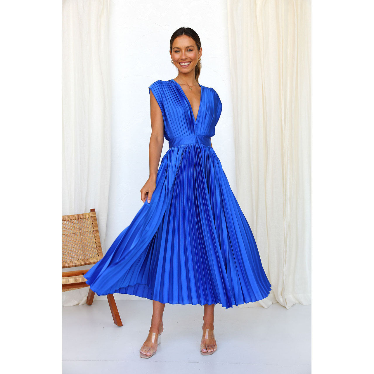 V-Neck Pleated Sleeveless Dress â€?Casual Loose Fit with Zip Detail