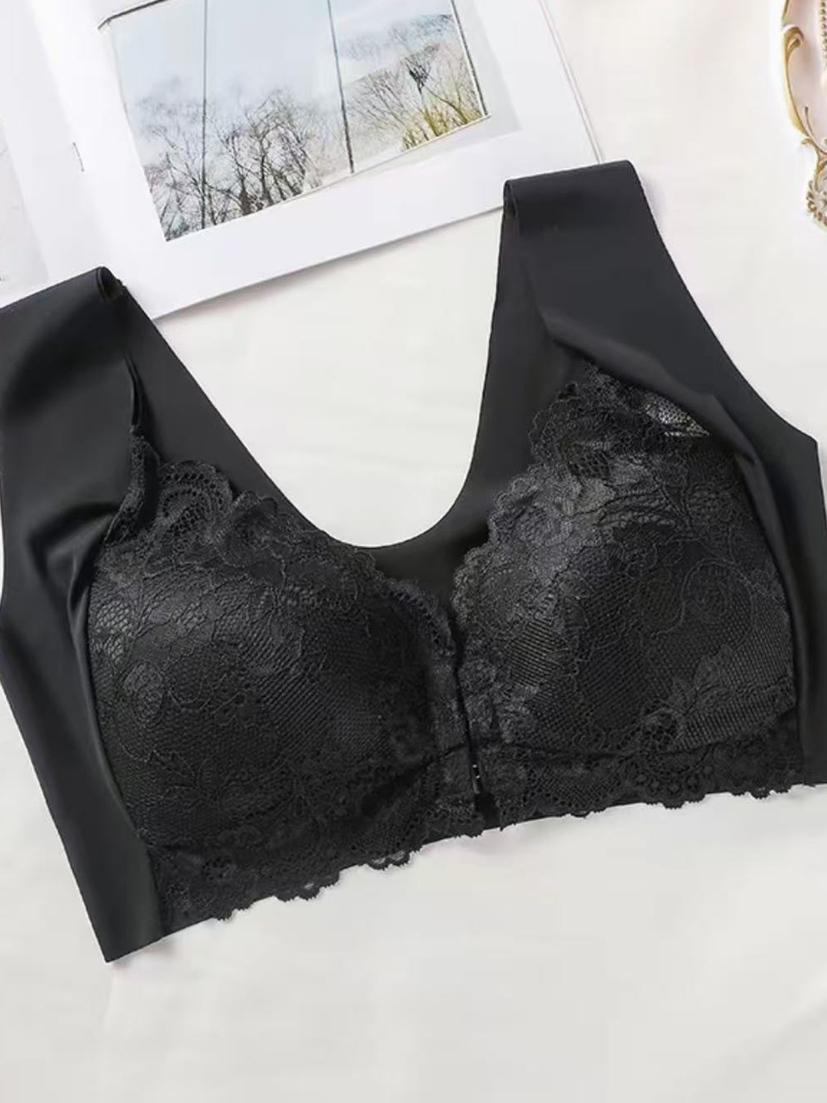 Elegant Lace Front Closure Wireless Push Up Bra